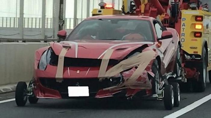 Ferrari F12tdf αποχωρεί με γερανό και κολλητική ταινία!  